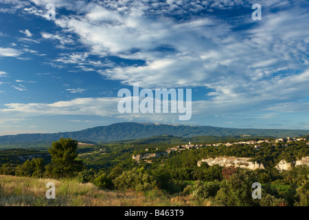 Mt Ventoux mit dem Dorf Venasque, Vaucluse, Provence, Frankreich Stockfoto