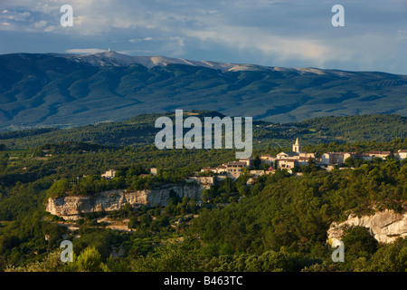 Mt Ventoux mit dem Dorf Venasque, Vaucluse, Provence, Frankreich Stockfoto