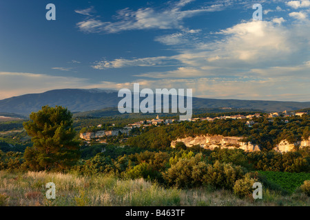 Mt Ventoux mit dem Dorf Venasque, Vaucluse, Provence, Frankreich Stockfoto