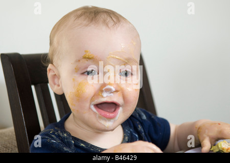 Ein zehn Monate altes Baby junge bei den Mahlzeiten. Stockfoto