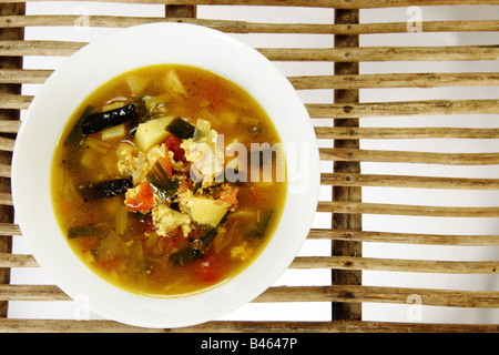 Eine Curry-Suppe mit Gemüse, Eiern und kühl Stockfoto