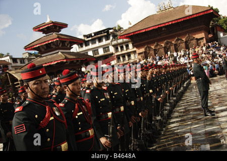 Nepalesischen Soldaten des Präsidenten unter am Durbar Square in Kathmandu während des Festivals Indra Jatra Stockfoto