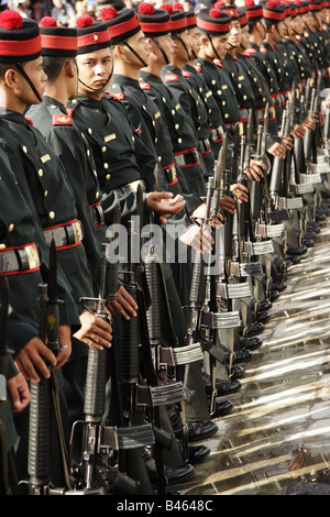 Nepalesischen Soldaten des Präsidenten unter am Durbar Square in Kathmandu während des Festivals Indra Jatra Stockfoto