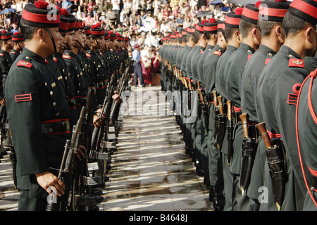 Nepalesischen Soldaten des Präsidenten unter am Durbar Square in Kathmandu während des Festivals Indra Jatra Stockfoto