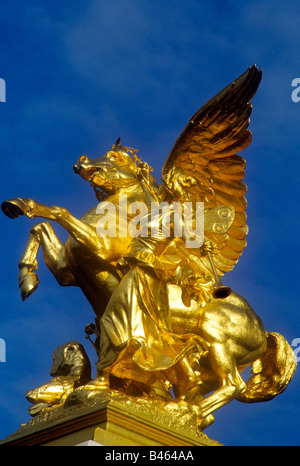 Goldene Statue auf der Pont Alexandre III Paris Frankreich Europa Stockfoto
