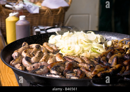 Gebratene Würstchen und Zwiebeln Bauern Markt W3 London Vereinigtes Königreich Stockfoto