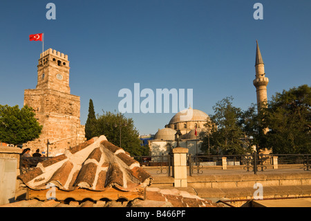 Clock Tower und Mehmet Pasa Moschee Antalya Türkei Stockfoto