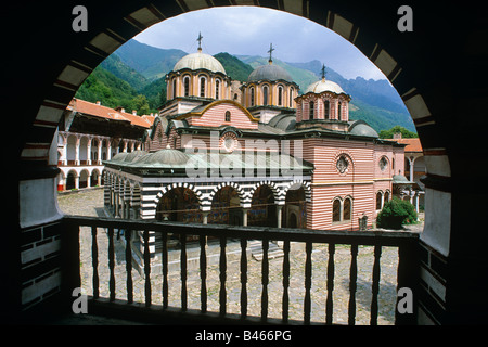 Rila Kloster Ansicht des Hauptgebäudes Hof farbige BrickworkDomed Dächer RILA-Süd-WEST-Bulgarien Stockfoto