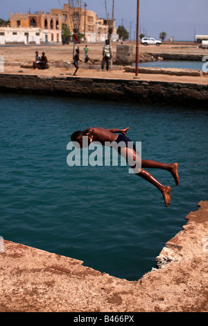 Eintauchen in ein Ozeanbecken, Massawa, Eritrea Stockfoto