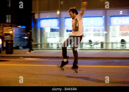 Skateboarder machen Tricks auf der Straße von New York Astor Place Manhattan NY USA Stockfoto