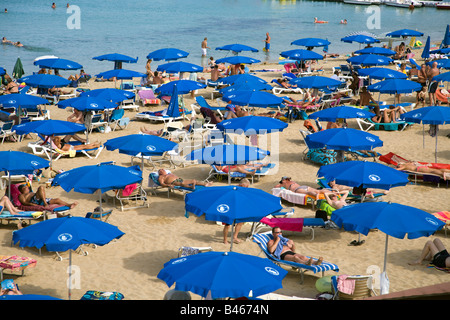 ANSICHT VON FIG TREE BAY, PROTARAS, ZYPERN MIT VIELEN BLAUEN SCHIRME UND GOLDENEM SAND Stockfoto