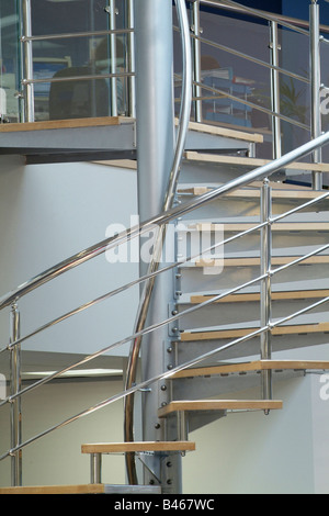 Edelstahl Wendeltreppe in ein modernes Großraumbüro Stockfoto