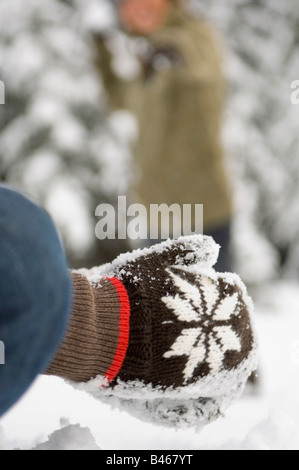 Österreich, Salzburger Land, Altenmarkt, Hände in wollene Handschuhe Stockfoto
