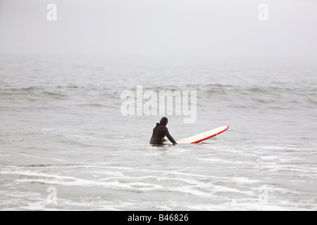 Wellen zum Surfen von Far Rockaway Beach sehr nebligen Tag New York USA Stockfoto