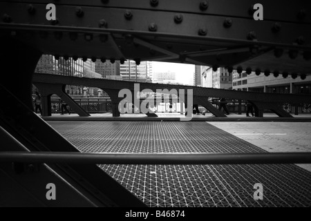 ZUGBRÜCKE ÜBER CHICAGO RIVER AUF MONROE STREET IN DOWNTOWN CHICAGO ILLINOIS USA Stockfoto