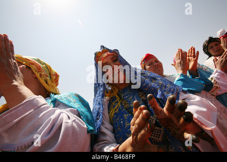 Berber Frauen in traditioneller Kleidung singen auf kik Plateau, Atlas, Marokko, Nordafrika Stockfoto