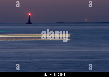 "Cordouan" und "la Coubre" Leuchttürme in ruhiger Ozean bei Nacht mit Boot vorbei vor die Strahlen des Lichtes, lange Belichtungszeit Stockfoto
