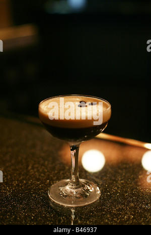 Espresso Martini Cocktail in Grafik Bar Stockfoto