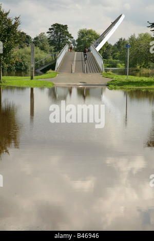 Konzept für das neue Millennium Bridge während der schweren Überschwemmungen am Fluss Ouse, York, North Yorkshire, England. Stockfoto