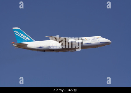 Luftfracht. Antonov Design Bureau An-124 Ruslan Heavy Cargo Jet im Flug gegen eine klare blaue Himmel Stockfoto