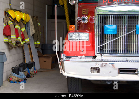 Ein Feuerwehrauto ist mit allen die Brandbekämpfung Ausrüstungsgegenständen, die bereit zu gehen in der Bucht geparkt. Stockfoto