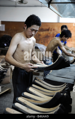 Arbeiter arbeiten eine Taiwan Hauptstadt Möbelfabrik in Huizhou Guangdong China. 21 Sep 2008 Stockfoto