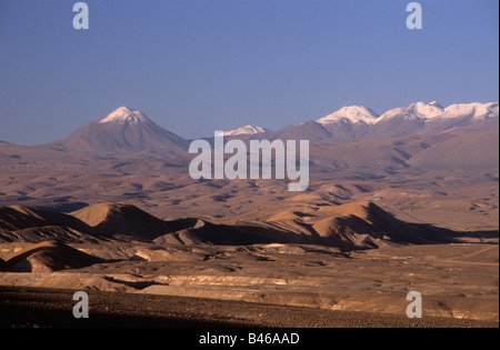 Vulkane an der Grenze Bolivien/Chile, von der Nähe San Pedro de Atacama, Region II, Chile aus gesehen Stockfoto