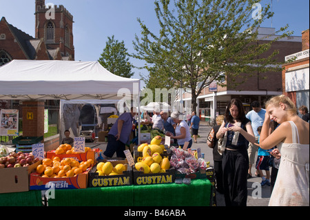 Menschen beim Einkaufen Acton Markt W3 London Vereinigtes Königreich Stockfoto