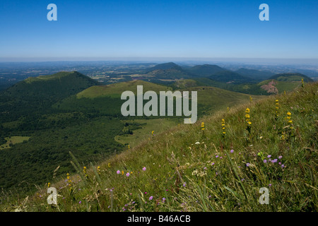 Blick vom Puy de Dome Vulkan über Landschaft der Auvergne, Clermont-Ferrand, Frankreich Stockfoto