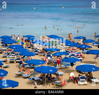 ANSICHT VON FIG TREE BAY, PROTARAS, ZYPERN MIT VIELEN BLAUEN SCHIRME UND GOLDENEM SAND Stockfoto