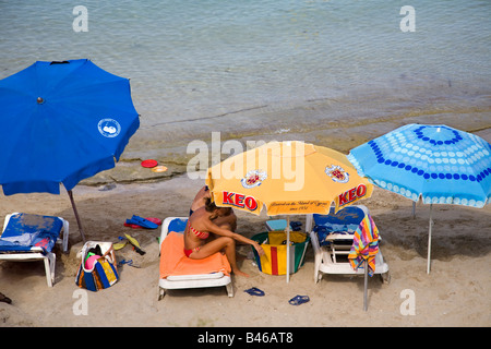 TEIL DES FIG TREE BAY, PROTARAS, ZYPERN MIT SONNENSCHIRMEN UND GOLDENEM SAND Stockfoto