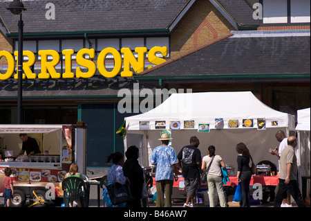 Menschen beim Einkaufen Acton Markt W3 London Vereinigtes Königreich Stockfoto