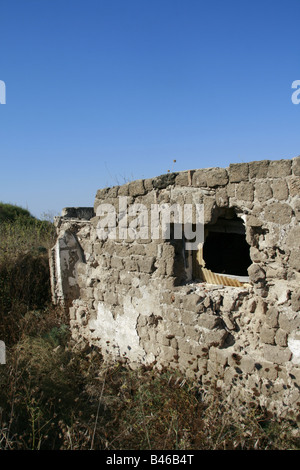 kleinen verlassenen Schuppen Eigenschaft im Feld auf der Insel Ventotene, Italien Stockfoto