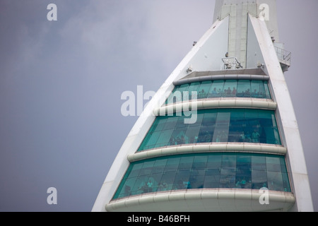 Menschen mit Blick am oberen Rand der Spinnaker Tower in Portsmouth Hampshire UK Stockfoto