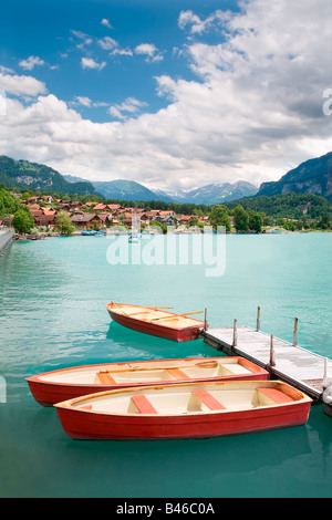 Ruderboote auf dem Brienzersee im Bezirk Interlaken des Kantons Bern in der Schweiz Stockfoto