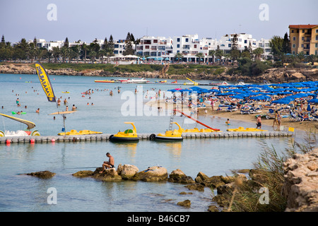 ANSICHT VON FIG TREE BAY, PROTARAS, ZYPERN MIT VIELEN BLAUEN SCHIRME UND GOLDENEM SAND Stockfoto