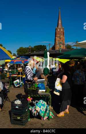 Open-Air-Markt mit St. Anna Kirche im Hintergrund in Liepaja Lettland Europa Stockfoto