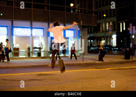 Skateboarder machen Tricks auf der Straße von New York Astor Place Manhattan NY USA Stockfoto