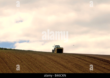 Traktor Aussaat ein brachliegender Acker Stockfoto