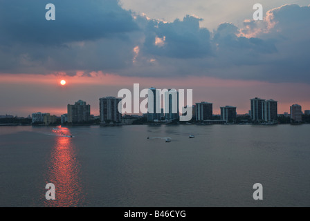 Biscayne Bay Küste bei Sonnenuntergang mit Miami Condos auf die Küste und die Boote im Wasser. Stockfoto