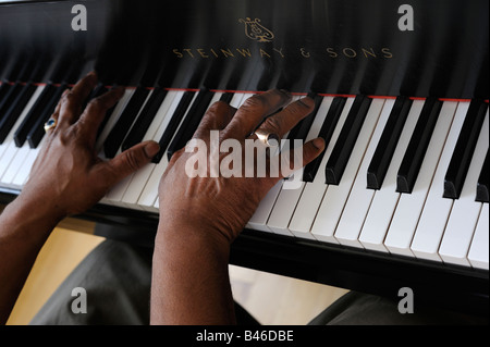 Mann, der ein altes Klavier spielt Stockfoto