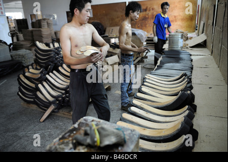 Arbeiter spray Kleber für Bürostühle in einem Taiwan Hauptstadt Möbelfabrik in Huizhou Guangdong China. 21 Sep 2008 Stockfoto