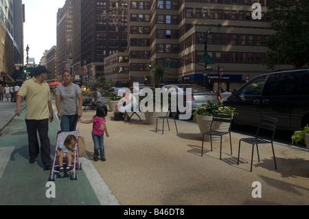 Fußgängerzone Esplanade am Broadway mit Tischen und Stühlen und ein Radweg von der 42nd Street zum Herald Square in New York Stockfoto
