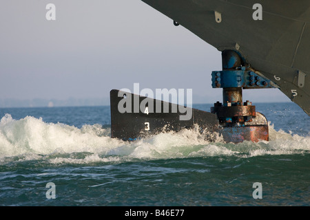 Eine Nahaufnahme des Ruders auf großen Seen Frachter als es reist durch Lake St. Clair, Michigan. Stockfoto