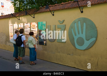 Leute lesen die Verfassung selbst erklärten Republik Uzupis entlang Paupio Gatve Straße in Vilnius Litauen Europa Stockfoto