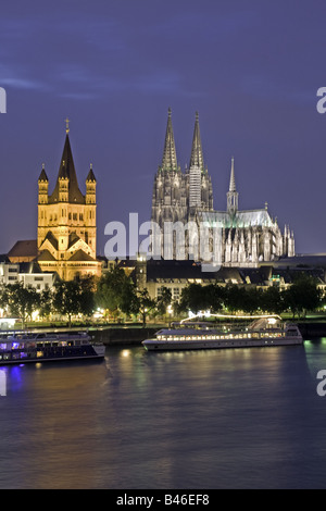 Großer St.-Martins Kirche und Kölner Dom am Rhein bei Nacht Stockfoto