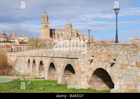 Römische Brücke alte und neue Kathedralen Salamanca Spanien Stockfoto