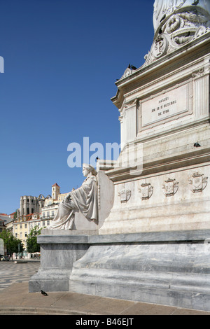 Spalte in der Praça Dom Pedro IV oder Rossio, Lissabon, Portugal mit Blick auf das Convento Carmo und Bairro Alto. Stockfoto