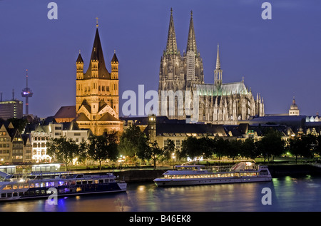 Großer St.-Martins Kirche und Kölner Dom am Rhein bei Nacht Stockfoto