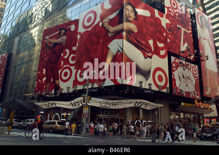 Werbung für Zielkaufhaus am Times Square in New York am Sonntag, 31 2008. August Frances M Roberts Stockfoto